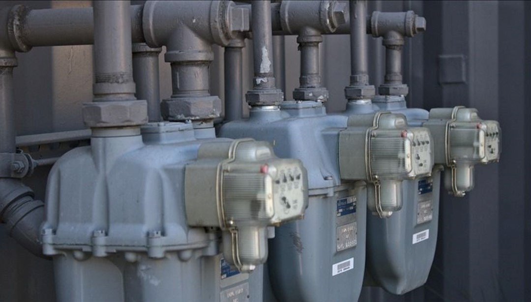 AB, gaz ithalatı konusunda istikrarını koruyor. Yeni bir rapora göre, Avrupa Birliği'nin gaz ithalatı miktarı değişmedi. Bu durum, AB'nin enerji talebini karşılamak için yerli ve yenilenebilir enerji kaynaklarına giderek daha fazla yatırım yapmaya başladığının bir göstergesi olabilir. Ancak aynı zamanda, AB'nin gaz ithalatına olan bağımlılığının devam ettiğini de gösteriyor. Bu rapor, AB'nin hem kendi enerji güvencesini artırmak hem de iklim değişikliği ile mücadele etmek için yapması gerekenler konusunda bir dizi öneri sunuyor.